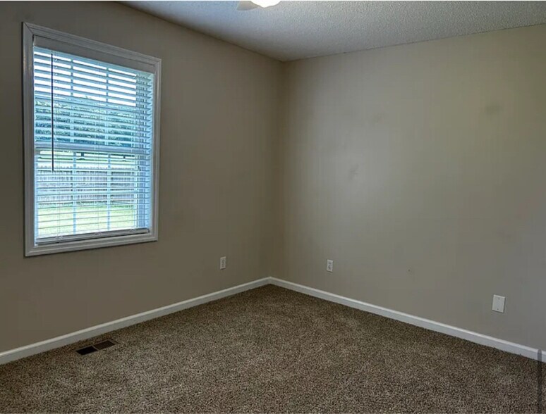 Building Photo - 116 Bollweevil Ln