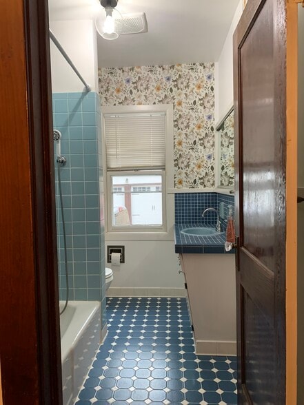 Building Photo - 1232 Porlier St