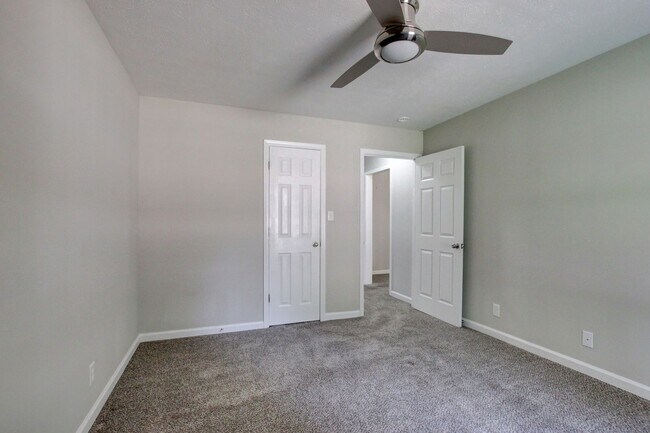 Building Photo - Updated 3bed 2 bath in St B with SEPARATE WORKSHOP around back.