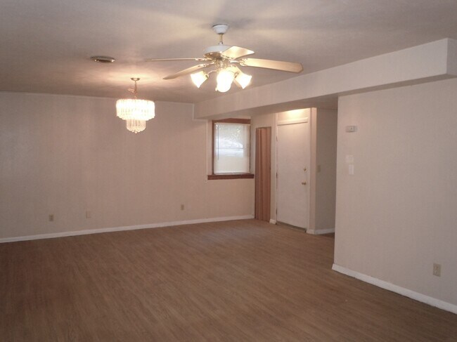 Building Photo - 1102 Apache Dr