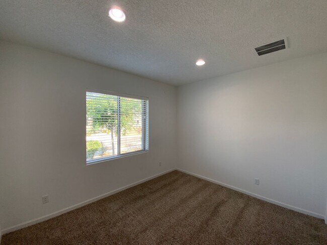 Building Photo - 5 Bedroom Luxury Home Available Near Louis...