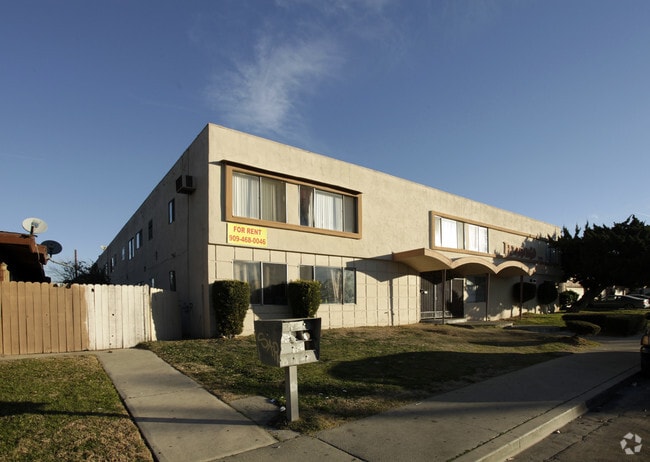 Primary Photo - Flamingo Apartments