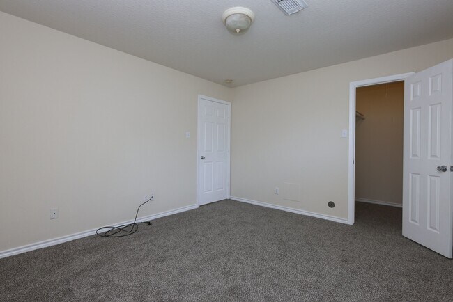 Building Photo - 402 Trichelle St