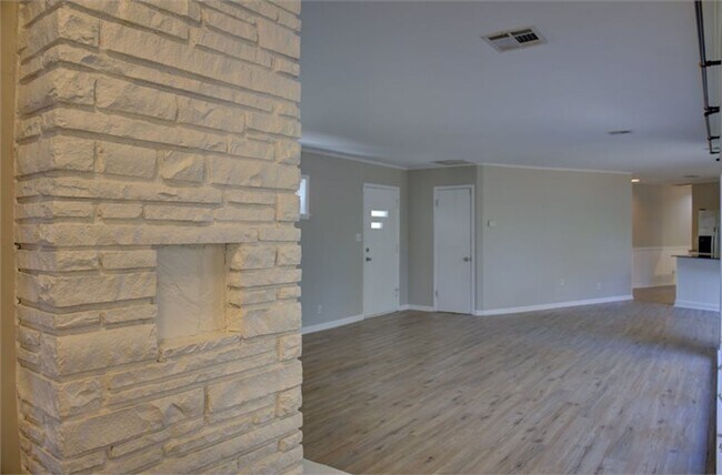 Building Photo - Beautiful Ranch-Style Rental in Marion Gar...