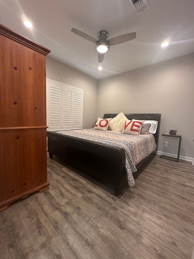 Building Photo - Beautiful Condo walking distance to Grand ...