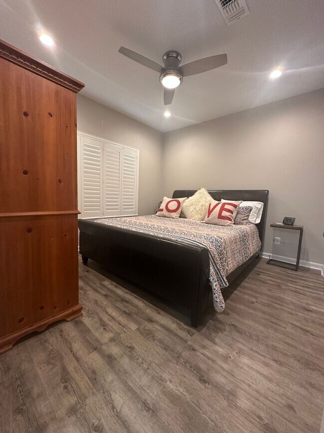 Building Photo - Beautiful Condo walking distance to Grand Boulevard!