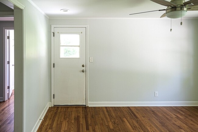 Building Photo - Charming 3/2.5 House with Lawn Care included!