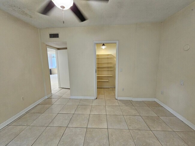 Building Photo - 6 Bedroom/3 Bath home in Black Acres