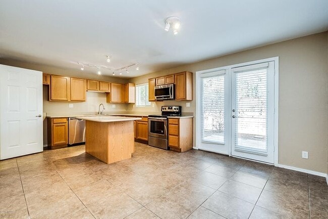 Building Photo - 904 N Desert Ave