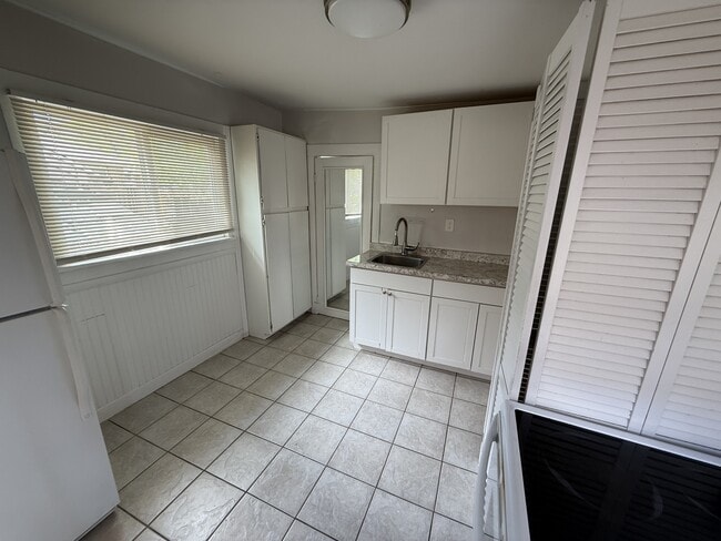 Building Photo - 964 James Ct