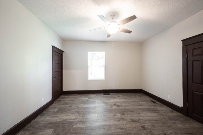 Building Photo - "Spacious 4-Bedroom Gem with 2 Full Baths ...