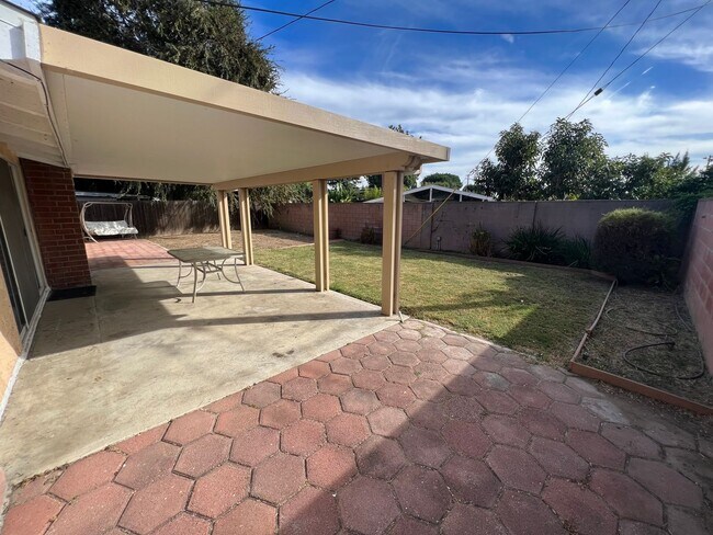 Building Photo - 3 Bed 2 Bath Home!