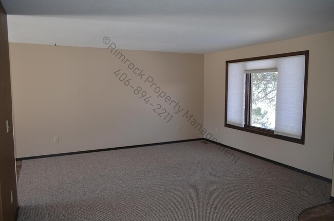 Building Photo - This beautifully maintained 3-bedroom, 2-b...