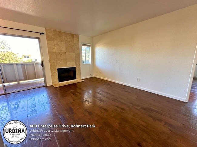 Building Photo - Move-In Ready Rohnert Park Condo with Pool...