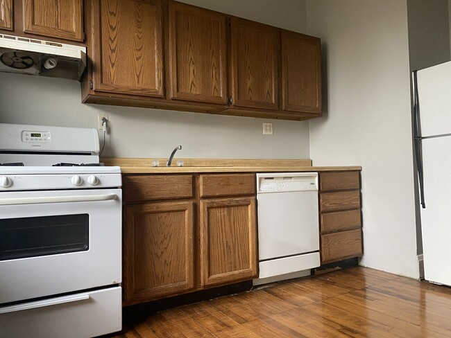 Primary Photo - 901 University- HEAT AND HOT WATER INCLUDED