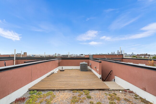 Building Photo - 4 Bed 3.5 Bath Townhomes 2176 sqft