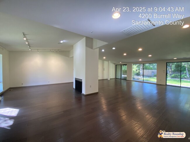 Building Photo - Sprawling Ranch with Open Floorplan & Exce...