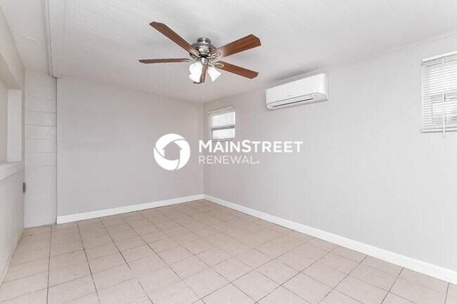 Building Photo - 4 Bedroom Pet-Friendly Home in HOLIDAY, FL with Main Street Renewal