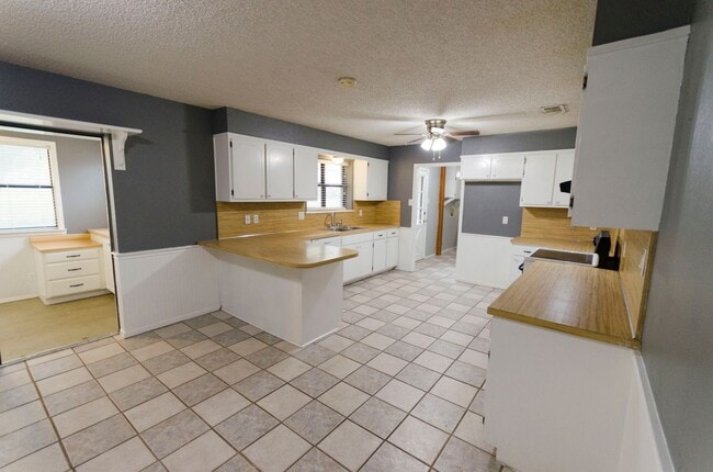 Building Photo - Wonderful Country Living close to town AVAILABLE NOW!