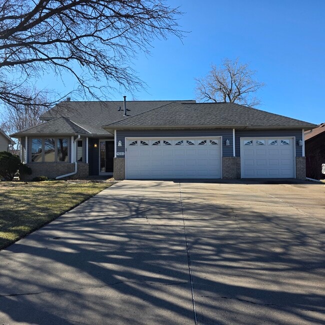 Building Photo - 9231 Queens Garden N