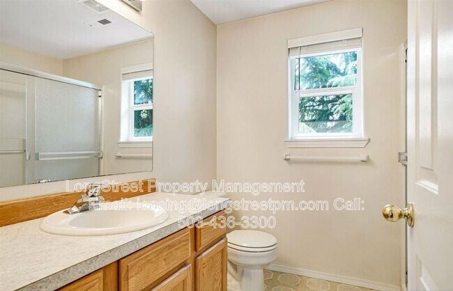 Building Photo - 332 NE Carmen Pl