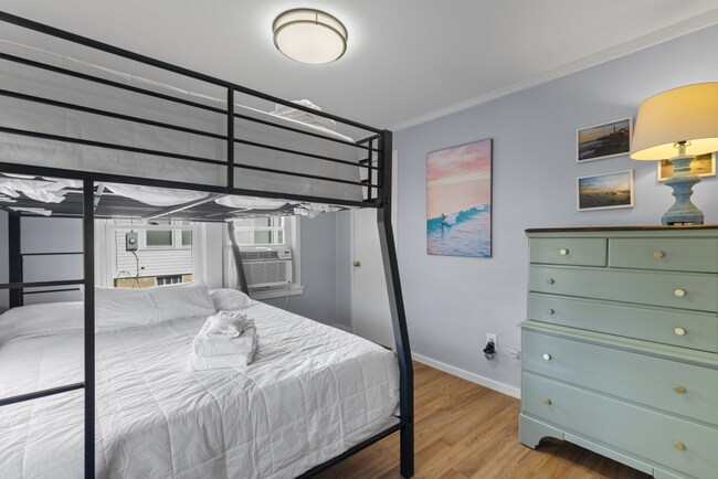 Building Photo - WINTER RENTAL Fully Furnished 2 Bedroom Co...