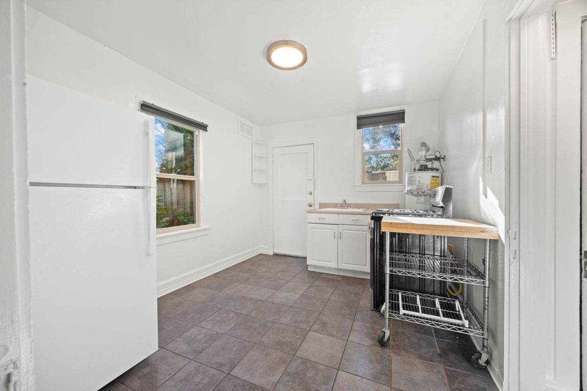 Building Photo - 1816 Carleton St