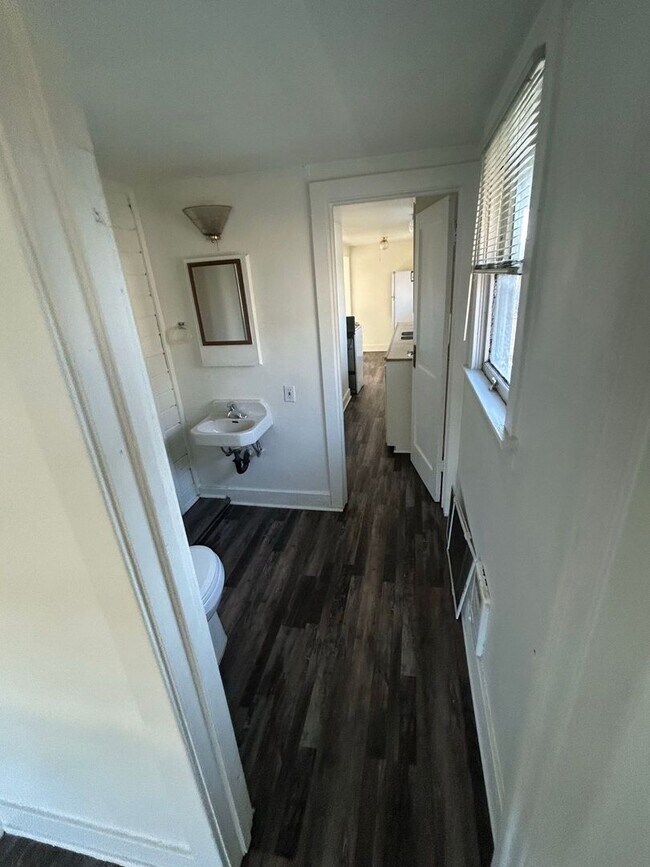 Building Photo - 1014 W 11th Ave