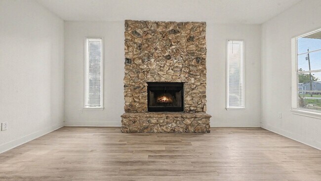 Building Photo - 654 Ridge Dr
