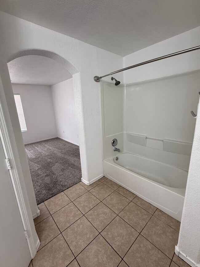 Building Photo - Spacious 5-Bedroom Home with 2 Living Areas – 2,270 Sq Ft Near Porter Dr.