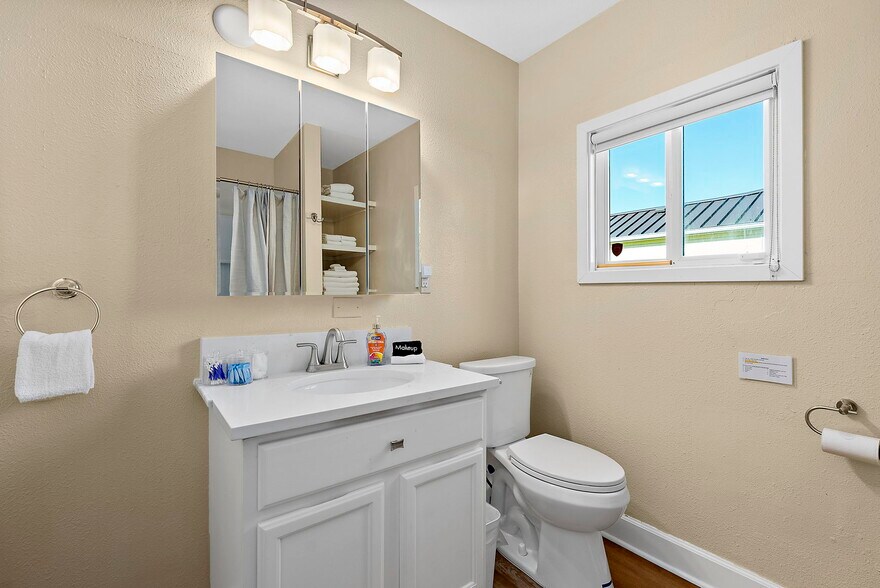 Building Photo - 126 E 43rd St