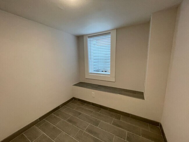 Building Photo - 6 Bedroom/2.5 Bath Home in North Fort Coll...