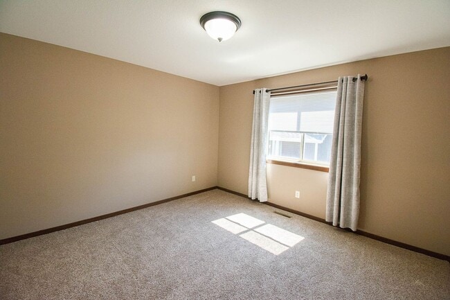 Building Photo - Move-In Ready NW Rochester Home with Finished Lower Level