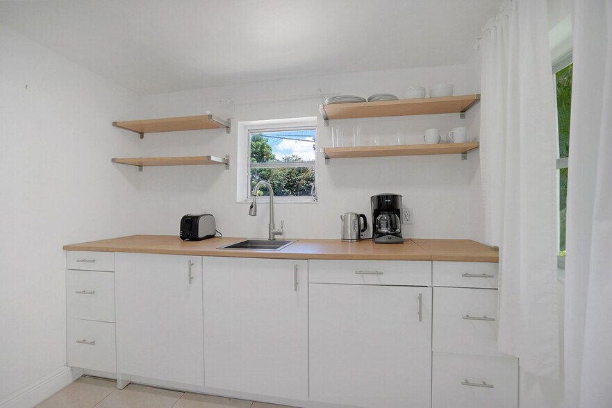 Building Photo - 975-977-977 SW 10th St