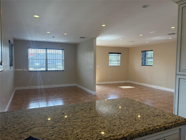 Building Photo - 819 E 26th St