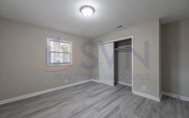 Building Photo - Upgraded Comfort: Charming 3-Bedroom in Du...