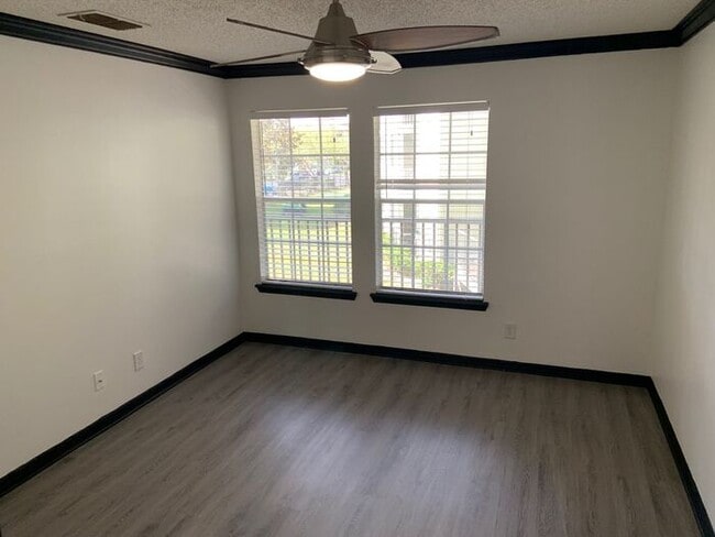 Building Photo - 1 bedroom/1 bath Gated Community in Metrowest!!