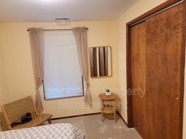 Building Photo - 2720 NW Glenwood Dr