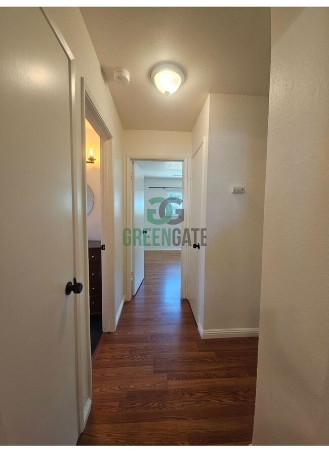 Building Photo - 3 BEDROOM 2 BATH HOME MOVE IN READY IN MOD...