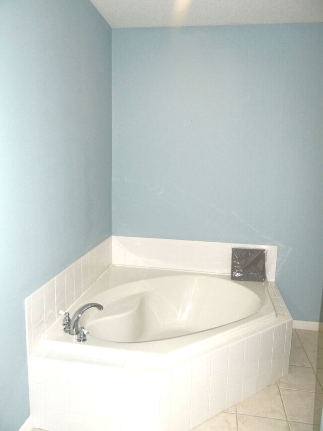 Building Photo - 2 bed/2.5 bath townhouse - 50% off 1st mon...