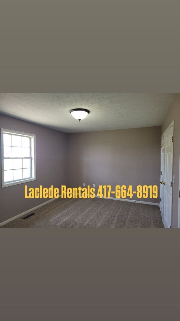 Building Photo - 2 bedroom 2 bathroom duplex with garage fo...