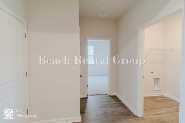 Building Photo - Modern Features, Classic Comfort!