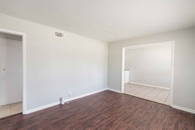 Building Photo - 3 Bedroom, 1 Bath Home!