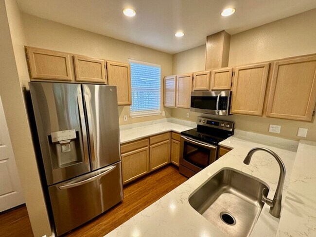 Building Photo - Beautifully Updated 2 Bedroom Condo