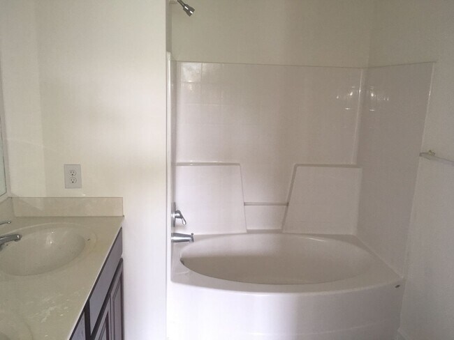 Building Photo - Room to spread out!