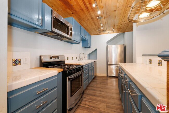 Building Photo - 1609 E Hillcrest Dr