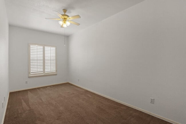 Building Photo - 561 Green Village Ct