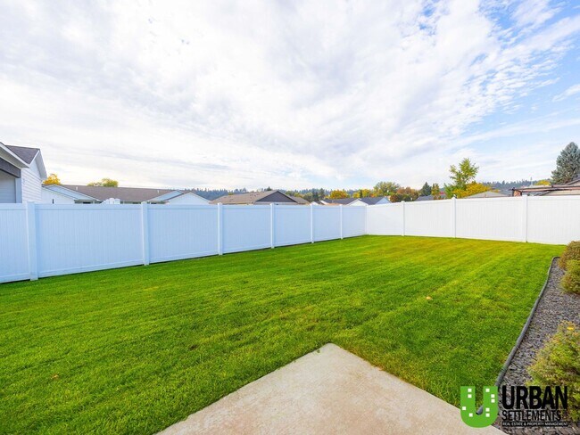 Building Photo - Beautiful Newer 3 Bedroom, 2 Bath Rancher ...