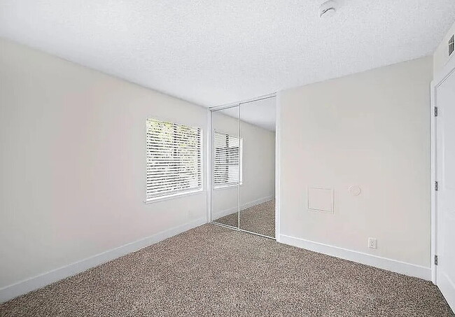Building Photo - "Charming 3-Bed Townhouse with Granite Countertops & Hardwood Floors in Santa Ana!"