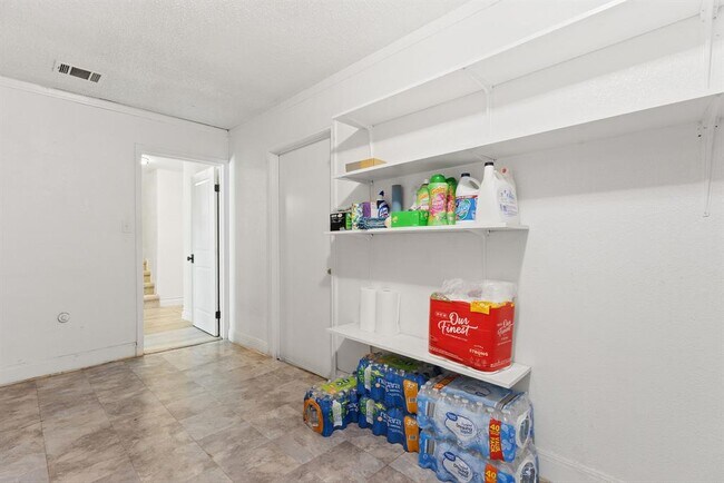 Building Photo - 600 Pin Tail Ln